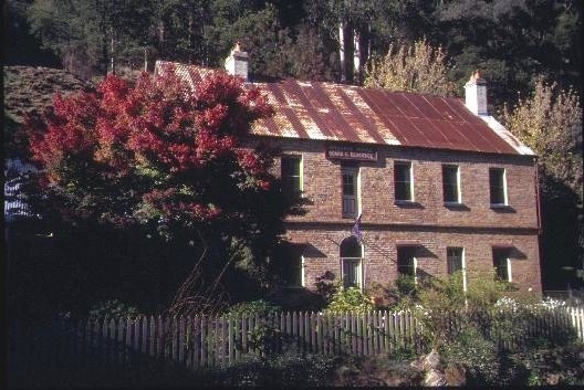 h00326 lwindsor house right hand branch walhalla side view she project 2003