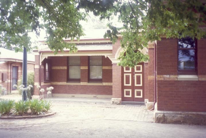 h01070 former benalla court house arundel street benalla old witness room she project 2004