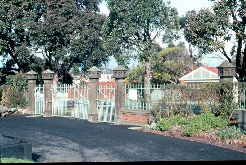 h01081 st kilda cemetery rear gates