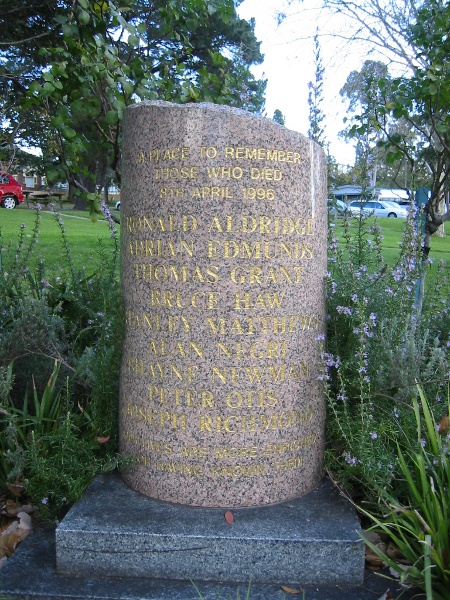 h02073 kew cottages fire memorial july2004 mz