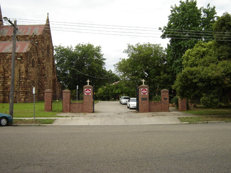 h01065 holy trinity anglican cathedral precinct wangaratta north close gates 2005