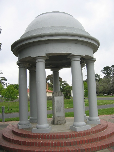 PROV2089 Avenue of Honour Arch Victory 10.05 rotunda