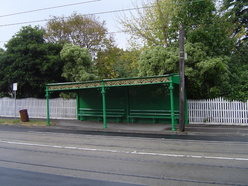H0174 Tram shelter Balaclava Rd Front view Apr 2006