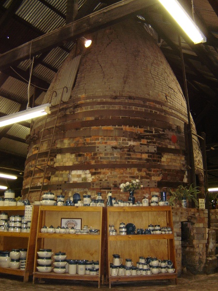 Bendigo Pottery Bottle Kiln (S1) 16 August 2005 mz