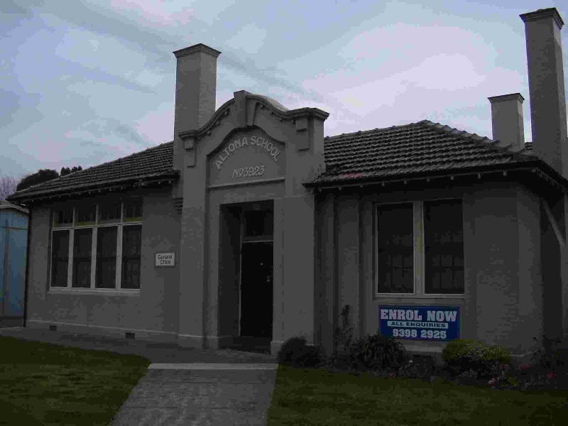 Altona Primary School No. 3923 Complex and trees, Hobsons Bay Heritage Study 2006 - The image shows the 1922 entrance