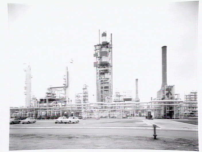 Standard Vacuum Refining Co. Complex (former), Hobsons Bay Heritage Study 2006 - c.1955 view showing Thermofor Catalytic Cracker in centre.