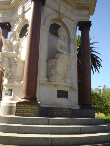 queen vic memorial front nov06 jb