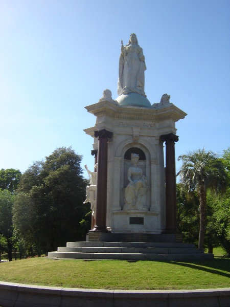 queen vic memorial front long view nov06 jb