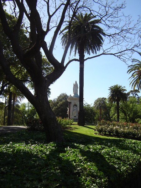 queen vic memorial distance view nov06 jb