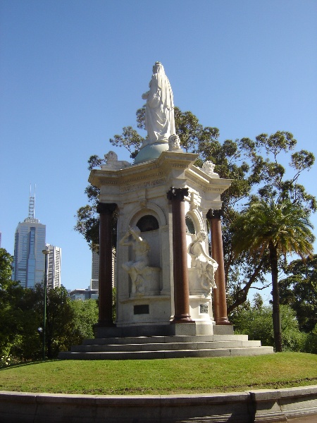 queen vic memorial rear view2 nov 06 jb