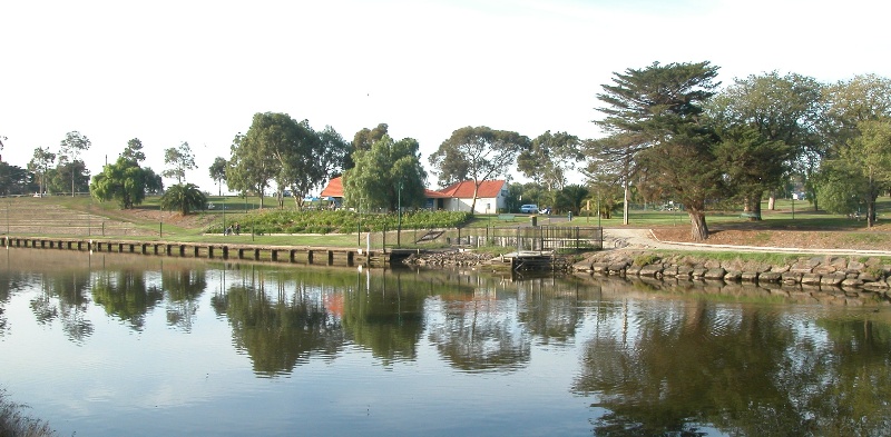 Henley's Landing Boatshed Maribyrnong May 2003 004