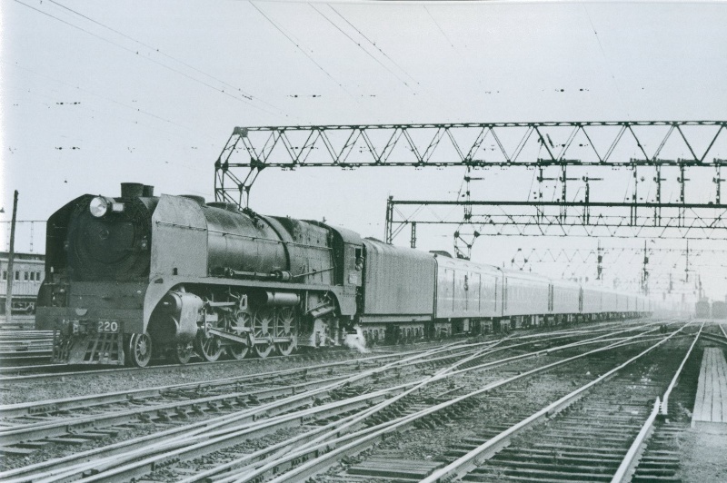 Heavy Harry_Loco H220_Working the Spirit of Progress_Approaching Spencer Street Station_August 1948