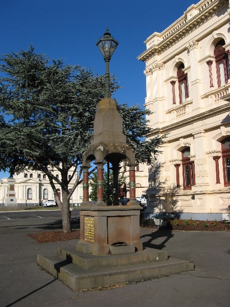 Town Hall_Maryborough_memorial fountain_7 Nov 07_KJ