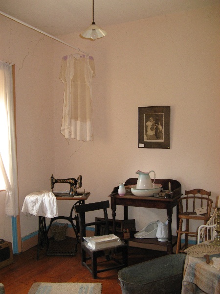 Interior - northeast room. Aug 2007.