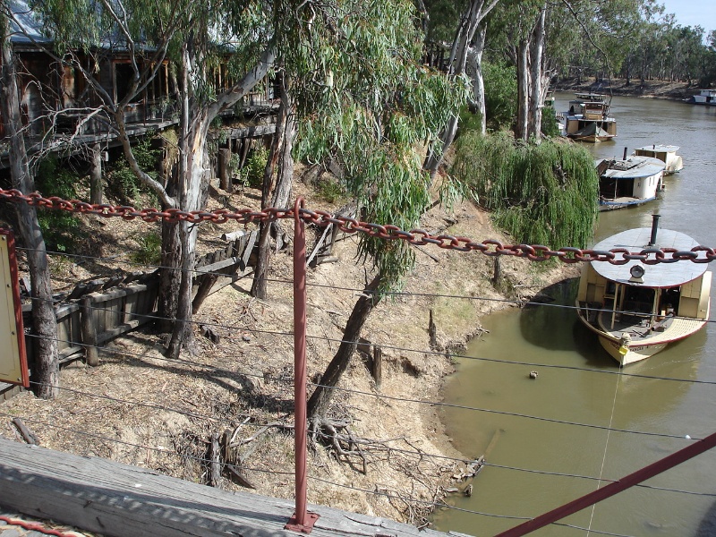 Echuca Wharf Jan 2006 mz Remnant Structure to North of Extant Wharf 01