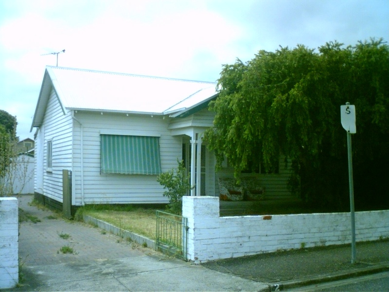 2 Bowlers Avenue, Geelong West