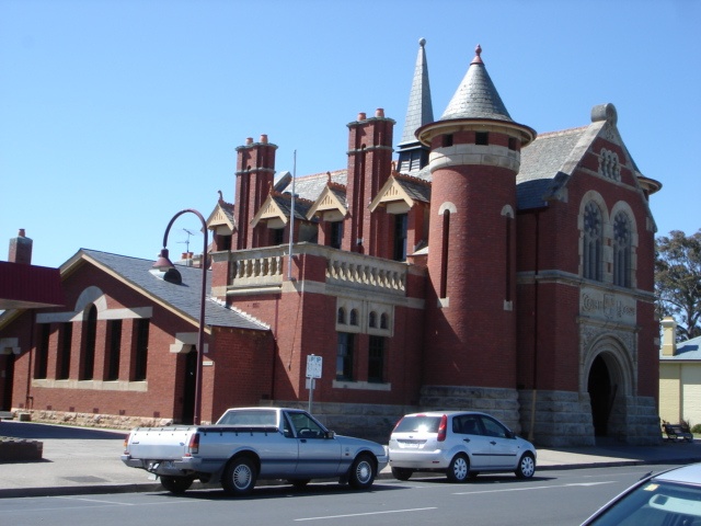 H1462 Bairnsdale Court House from the SW