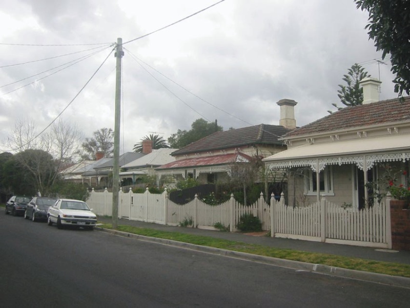 Victorian cottages and villas on the east side of Deakin Street.