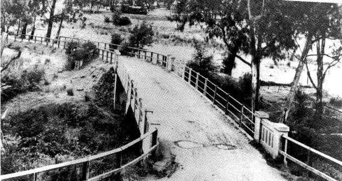 142 - Concrete Arch Bridge Hurstbridge 09 - Old photograph of the bridge - NOTE its approaches and settings - During the 1920s? (ELHPC No.1017) - Shire of Eltham Heritage Study 1992