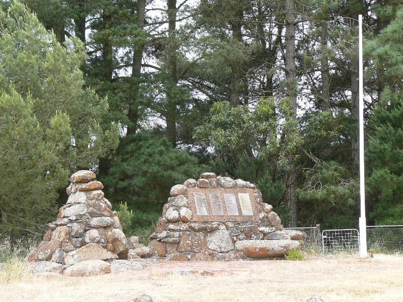 Memorial BUNDORAN LANE and CNR HAMILTON CHATSWORTH ROAD GLENTHOMPSON, 14442 P1050864