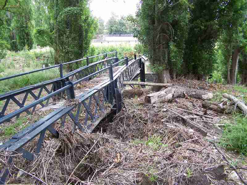Former Darebin Creek Footbridge (immediately after 2006 flood)