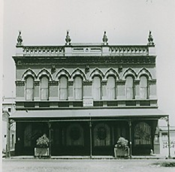 B0586 Former Carlton Club Drummond St Carlton