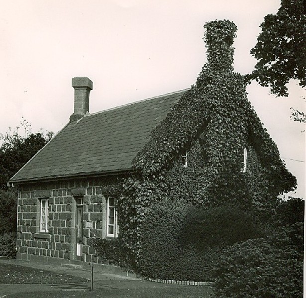 B0869 Cottage Portland Botanic Gardens