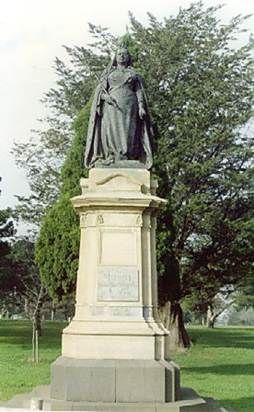 B5749 Queen Victoria Statue