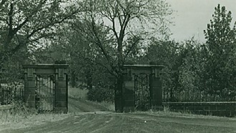 B2208 Mt Noorat Entrance Gates