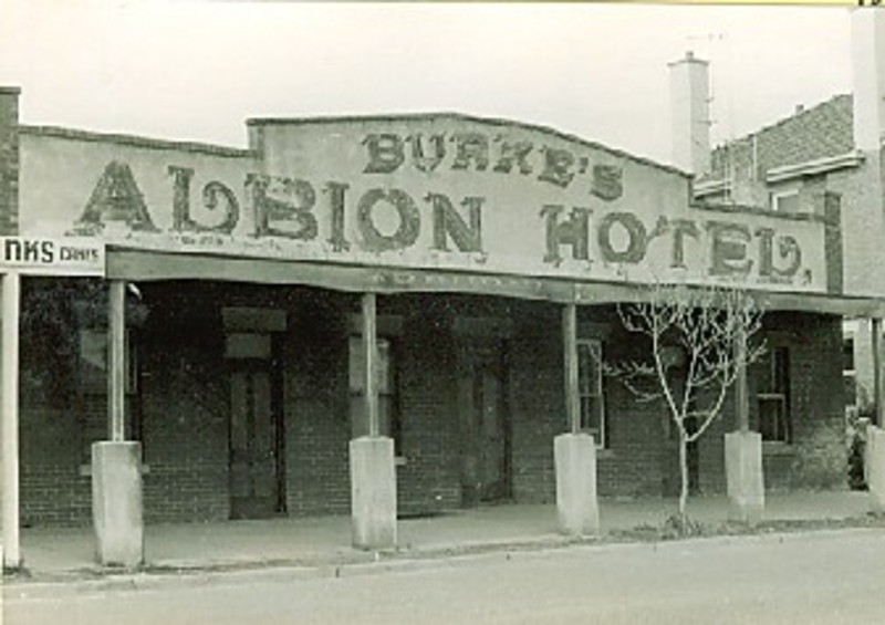 B1698 Albion Hotel Avoca