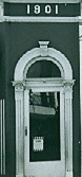 B0295 Doorway Notcutt &amp; Purbrick 76 Reid St Wangaratta