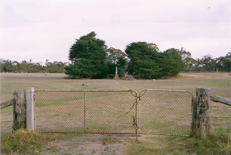 SL 095a - View of memorial from road showing setting.