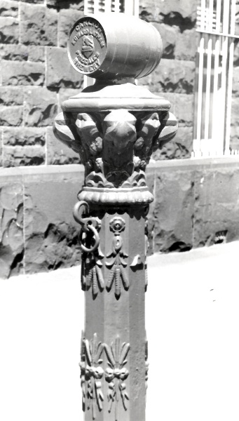 B0147 Hitching Post Bouverie St Carlton