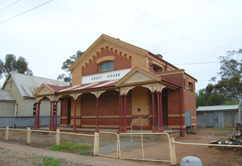 WYCHEPROOF COURT HOUSE SOHE 2008