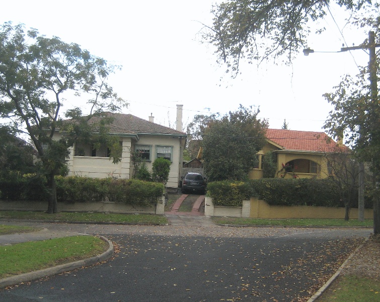 Interwar villas on Allenby Avenue