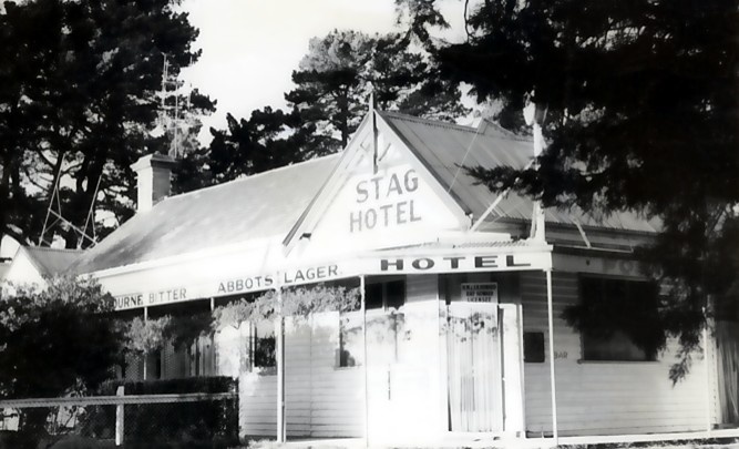 B1740 Stag Hotel Learmonth