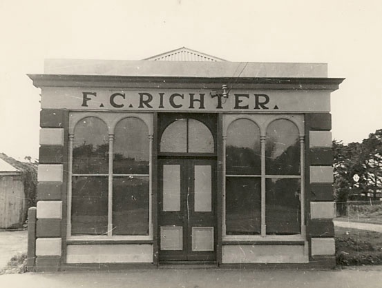 B0335 FC Richter Shop 30 Bank St Port Fairy
