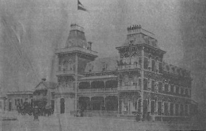 Vue Grand Guest House - The remains of the weatherboard Australasian Hotel being swamped by the part-finished Admans' Hotel in 1881.