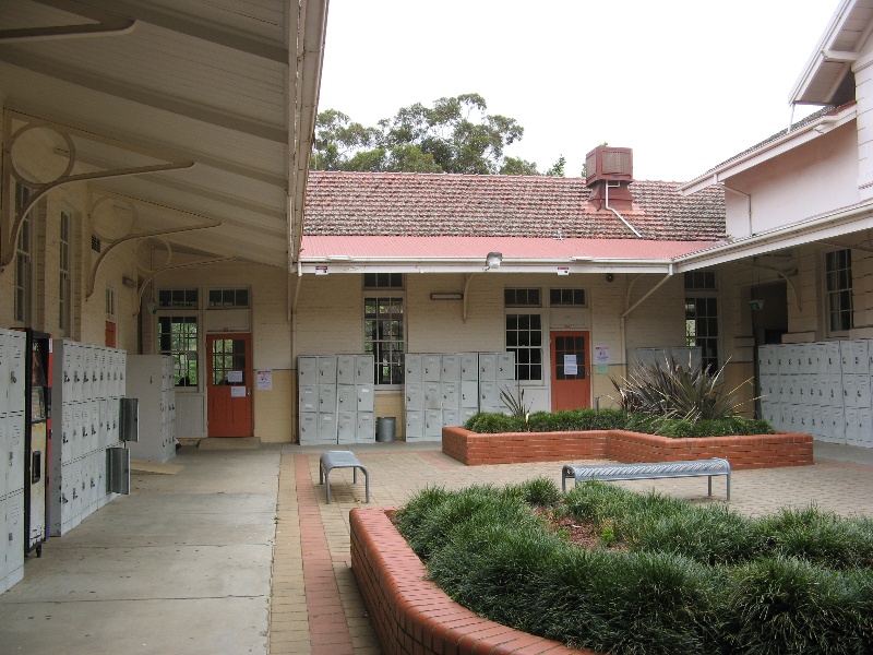 Bendigo Senior Secondary College_courtyard of 1914 building_KJ_Nov 09