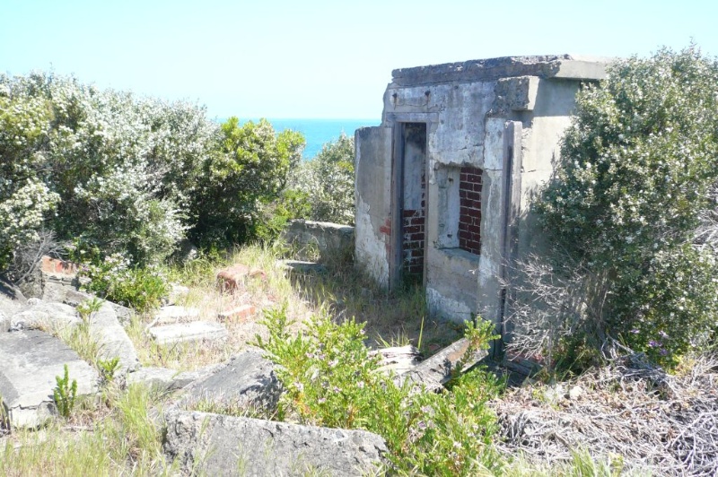 Crows Nest Camp Searchlight Emplacements, The Esplanade and 1 Flinders Street