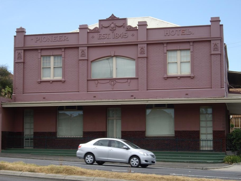 HO21 - Pioneer Hotel, 2-4 Ballarat Road, Footscray.JPG