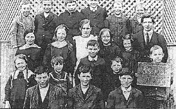 Djerriwarrh School no1635, 1916 (probably in front of shelter Bill Griffen, centre, front row Herald Sun, 12 July 1934