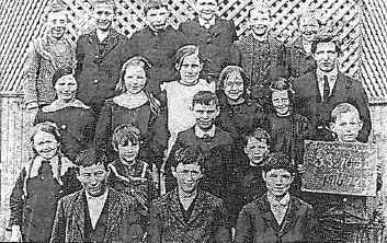 Djerriwarrh School No1635, 1916 (probably in f ont of shelter Bill Griffin, centre, front row Herald Sun, 12 July 1994