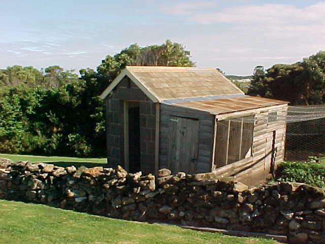 h01520 lady bay lighthouse complex privy jun04 pm1