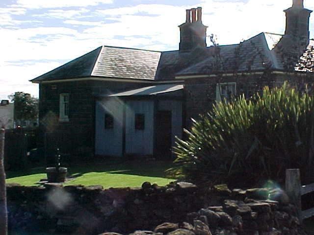 h01520 lady bay lighthouse complex cottage jun04 pm1