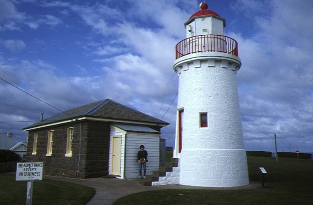 h01520 lady bay lighthouse store flagstaff hill warrnambool rear view of lighthouse may1984