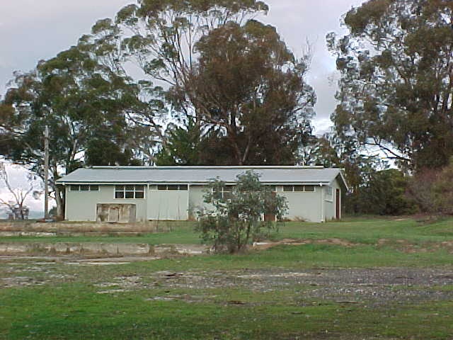 h01835 block 19 bonegilla view up slope to amenities pm1 jun03