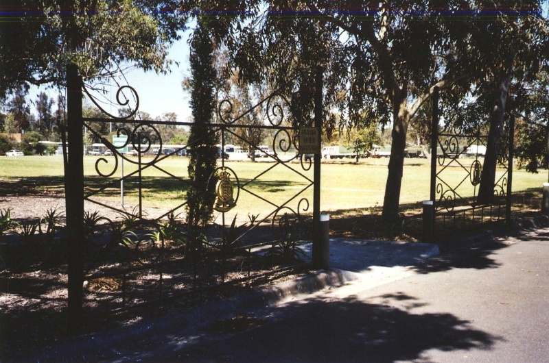 Simpson gates