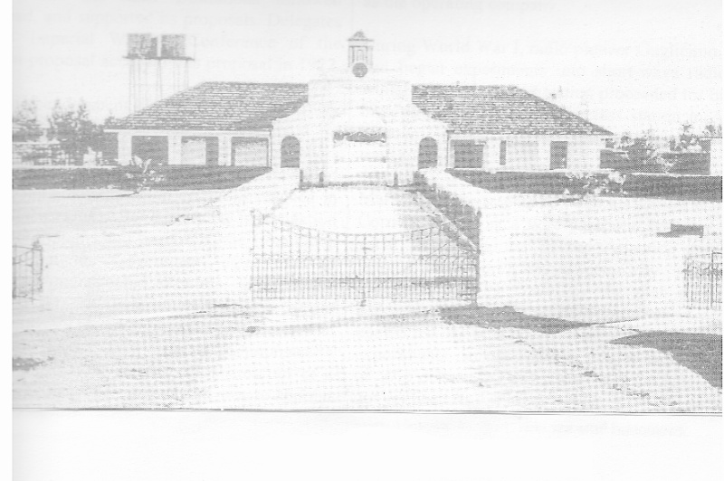 Early photograph of the Beam Wireless receiving station at Rockbank, Victoria. The front fence, gate, main building, and bungalows at the side (not shown) remain, together with the Canary Island Palm trees; only the hedge and watertanks are missing. (Radi