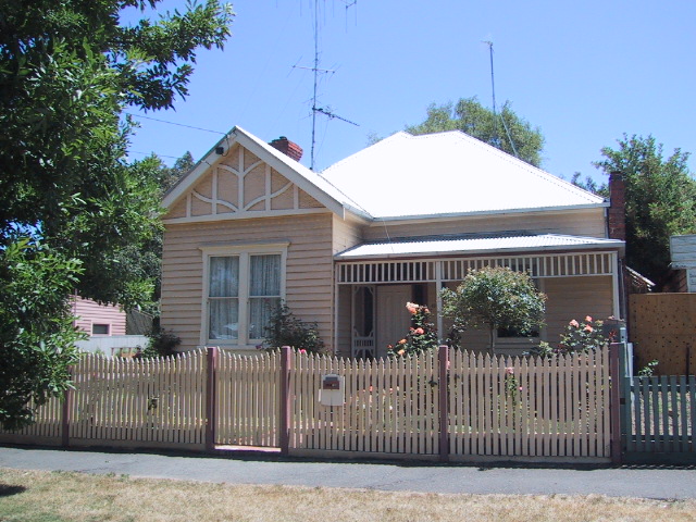 304 Raglan Street South